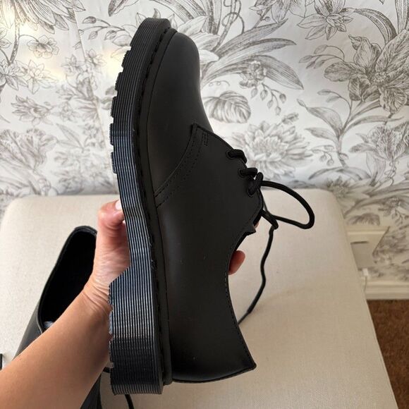 Dr. Martens 14345 Black 3 Eyelet Smooth Leather Oxford Shoes Men 8/Women 9 NWOB main image 9